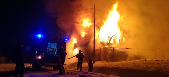 Ogromny pożar stodoły z samochodem w środku (ZDJĘCIA)