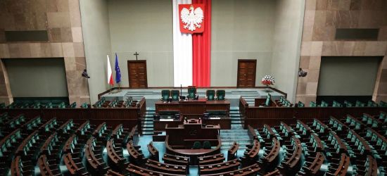 POLSKA W PIGUŁCE: PiS liderem, pozostałe ugrupowania powyżej progu w prawyborach