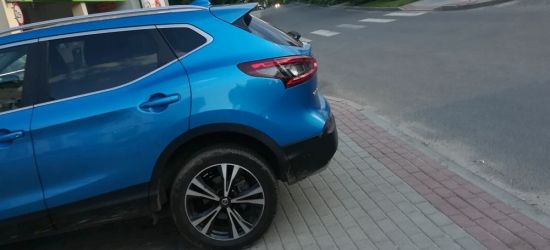 SANOK: Auto zaparkowane na chodniku. Pieszy upadł i rozbił laptopa (FOTO)