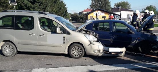 Nie ustąpił pierwszeństwa. Zderzenie osobówek w Jabłonicy Polskiej (ZDJĘCIA)