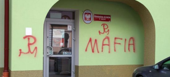 SANOK: Chuligańskie napisy na budynku prokuratury. „Treść to skandal” (ZDJĘCIA)