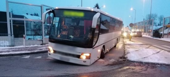BRZOZÓW. Awaria koła w autobusie. Zablokowany wjazd na rondo (ZDJĘCIA)