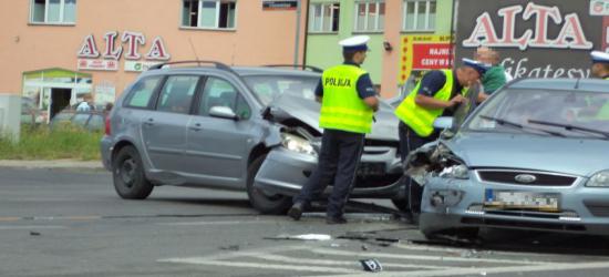 Kolejny wypadek na Dąbrówce. Pięć osób w tym dwójka dzieci w szpitalu po zderzeniu osobówek (ZDJĘCIA)