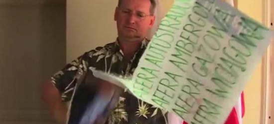 „Nie wybierajcie śmieci”. Cejrowski drze plakat wyborczy Bronisława Komorowskiego. ZOBACZ WIDEO
