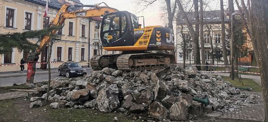 LESKO. Wyburzono pomnik wdzięczności Armii Czerwonej (VIDEO, ZDJĘCIA)