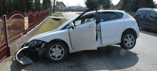 18-letni kierowca pijany. Wjechał w betonowy przepust i uciekł (ZDJĘCIA)