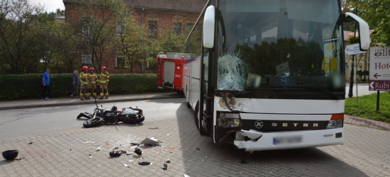 Kierowca autokaru nie ustąpił pierwszeństwa. Motocyklista ciężko ranny (FOTO)