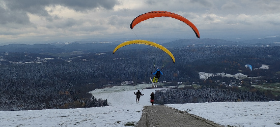 Połączenie nart i paralotni. Snowgliding w Bieszczadach (VIDEO, ZDJĘCIA)
