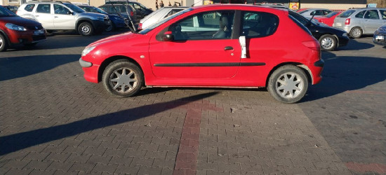 PARKOWANIE PO SANOCKU: W poprzek przejazdu, jeden obok drugiego (FOTO)