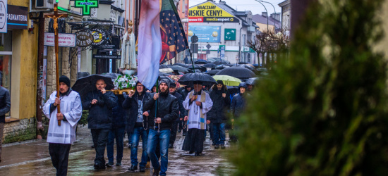 SANOK: Modlitwa w strugach deszczu. Męski Różaniec na ulicach miasta (VIDEO, ZDJĘCIA)