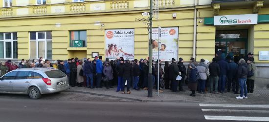 100 osób w kolejkach. NIEOFICJALNIE: Można wypłacać do 40 tys. zł (VIDEO, ZDJĘCIA)