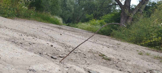 SANOK. Wystający pręt na pieszo-rowerowej trasie. Uważajcie! (ZDJĘCIA)