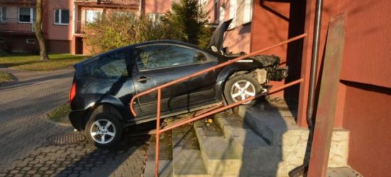 REGION: Wjechał po schodach i uderzył w blok (ZDJĘCIA)