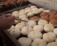 TŁUSTY CZWARTEK: Nawet ci na diecie dzisiaj jedzą pączki! Ponoć każdy przynosi szczęście (VIDEO)