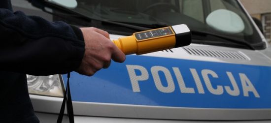 Zobaczył radiowóz i gwałtownie zmienił trasę. Miał 1,5 promila alkoholu