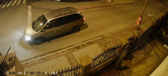 SANOK: Czy kierowca chryslera zniszczył banery wyborcze? (VIDEO Z MONITORINGU)
