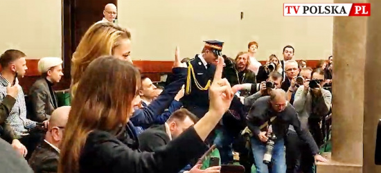 SEJM. Okrzyki i hymn. „Uwolnić posłów!” (VIDEO)