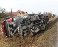 ZAHUTYŃ: Tir wypadł z drogi. Zatrzymał się w rowie (ZDJĘCIA)