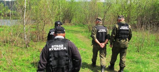 SANOK: Kłusujący oficer policji i wędkarz łowiący na… 13 wędek. Z życia SSR (ZDJĘCIA)