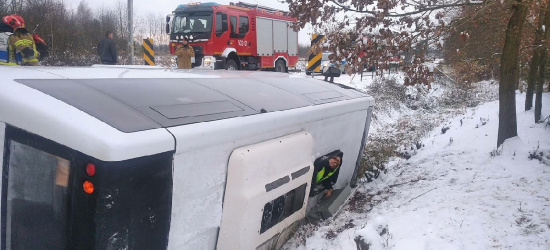 PODKARPACIE: Bus zsunął się z drogi! 22 osoby w pojeździe! (FOTO)