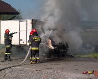 Dym spod maski i swąd spalenizny. Ogień częściowo strawił samochód