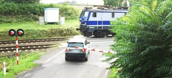 PODKARPACIE. Wjechał na przejazd kolejowy przy czerwonym świetle! (VIDEO)