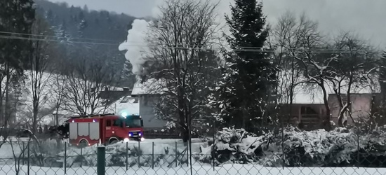 Pożar domu w Ropience. Trwa akcja strażaków (ZDJĘCIA)