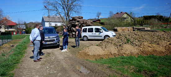 Przekazano teren i plac budowy pod ostatni etap kanalizacji sanitarnej w Niebieszczanach!