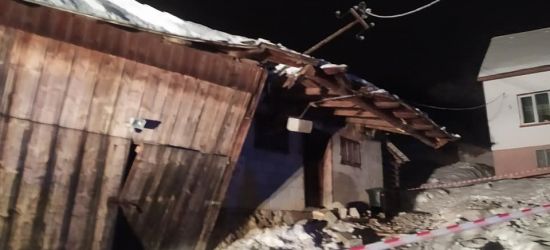 BIESZCZADY. Zawalił się dach budynku gospodarczego. Pomogli strażacy OSP (ZDJĘCIA)