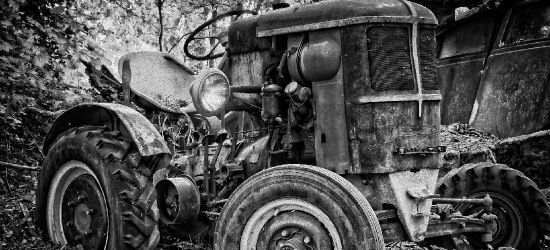 REGION. Traktor wjechał do rowu i przygniótł kierowcę. 43-latek nie żyje