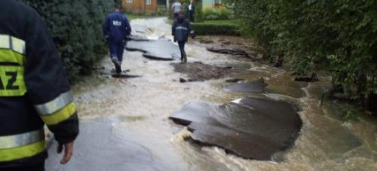Zalane domy i komis samochodowy. Zniszczone drogi (ZDJĘCIA)