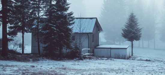 REGION. Zwłoki mężczyzny znalezione obok domu. Czy 63-latek zamarzł?
