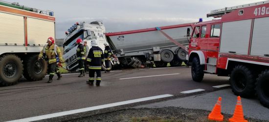 Kierujący ciężarówką wjechał do rowu. Utrudnienia na „19” (FOTO)