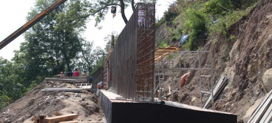 SANOK: Skarpa coraz bardziej bezpieczna. Rośnie mur oporowy (ZDJĘCIA)