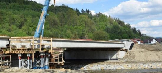 Prace przy moście w Tyrawie Solnej trwają nieprzerwanie (FOTO)
