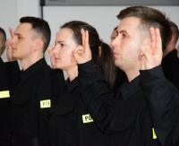„Wzięli na siebie obowiązki i trudy związane z policyjną służbą”. Nowo przyjęci policjanci złożyli ślubowanie (ZDJĘCIA)