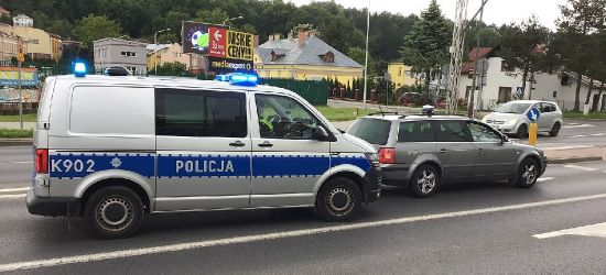 SANOK. Zderzenie radiowozu z osobówką przed przejściem dla pieszych (ZDJĘCIA)