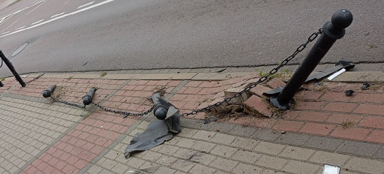 SANOK: Pijany kierowca „ścinał” słupki. Zgubił tablice rejestracyjne (ZDJĘCIA)