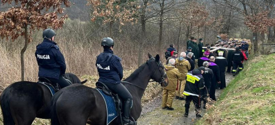 Mundurowi uczestniczyli w nabożeństwie. Droga krzyżowa w Zwierzyniu (ZDJĘCIA)