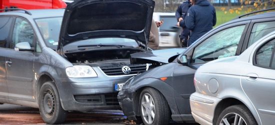 SANOK: Brawurowo opuszczała skrzyżowanie. Odbiła się od osobówki i uderzyła w kolejne dwie (FOTO)