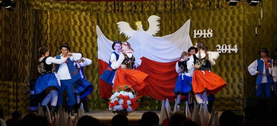 GMINA ZARSZYN: Theatrum Mundi w Nowosielcach. Wspólne, patriotyczne śpiewanie w Długiem