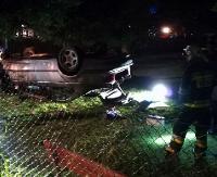 W Tarnawie Dolnej osobówka wypadła z drogi. Dwie osoby poszkodowane (ZDJĘCIA)