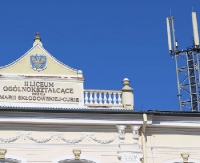 Anteny na szkołach. Zabójcze promieniowanie czy burza w szklance wody? (ZDJĘCIA)