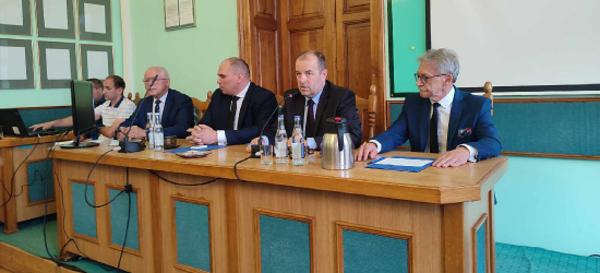 Wynagrodzenie starosty i diety radnych podczas II sesji powiatu
