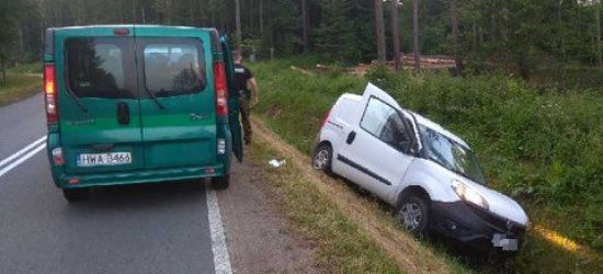 Zasnął za kierownicą i wpadł do rowu. Zakrwawionego mężczyznę ratowali pogranicznicy (FOTO)