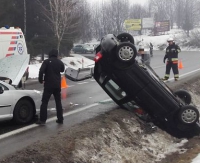 ZAGÓRZ: Niebezpiecznie na drodze w kierunku Leska. Auto wylądowało na dachu (ZDJĘCIA)