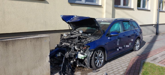 REGION: Stracił panowanie nad pojazdem. Uderzył w budynek (ZDJĘCIE)