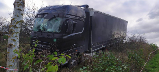 JASIENICA ROSIELNA. Tir przełamał bariery i zatrzymał się na skarpie. Kierowca nietrzeźwy (ZDJĘCIA)