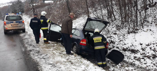 Osobówka w rowie. Ślisko na jezdni (FOTO)