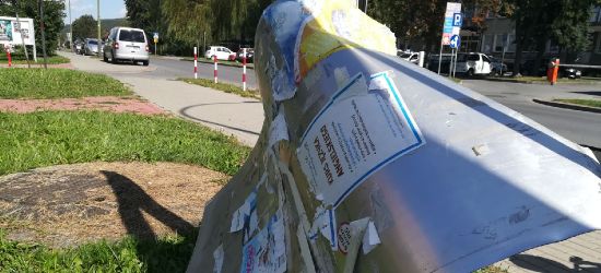 INTERWENCJA: Ostra jak brzytwa blacha przy ruchliwym skrzyżowaniu (ZDJĘCIA)